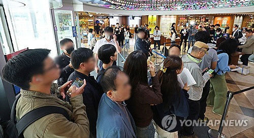 11일 오전 서울 종로구 교보문고 광화문점에서 시민들이 노벨 문학상을 수상한 소설가 한강의 책을 줄서서 구매하고 있다. [연합뉴스]